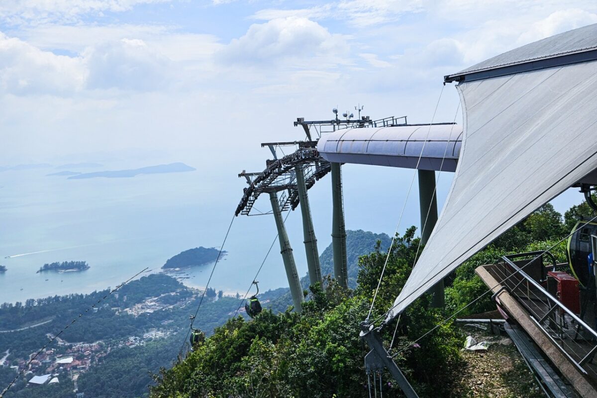 Skybridge Langkawi view of the cable car and sea in the background