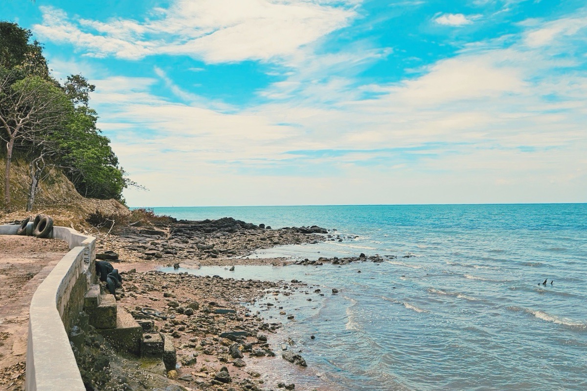 Koh Lanta sea and shoreline, Thailand