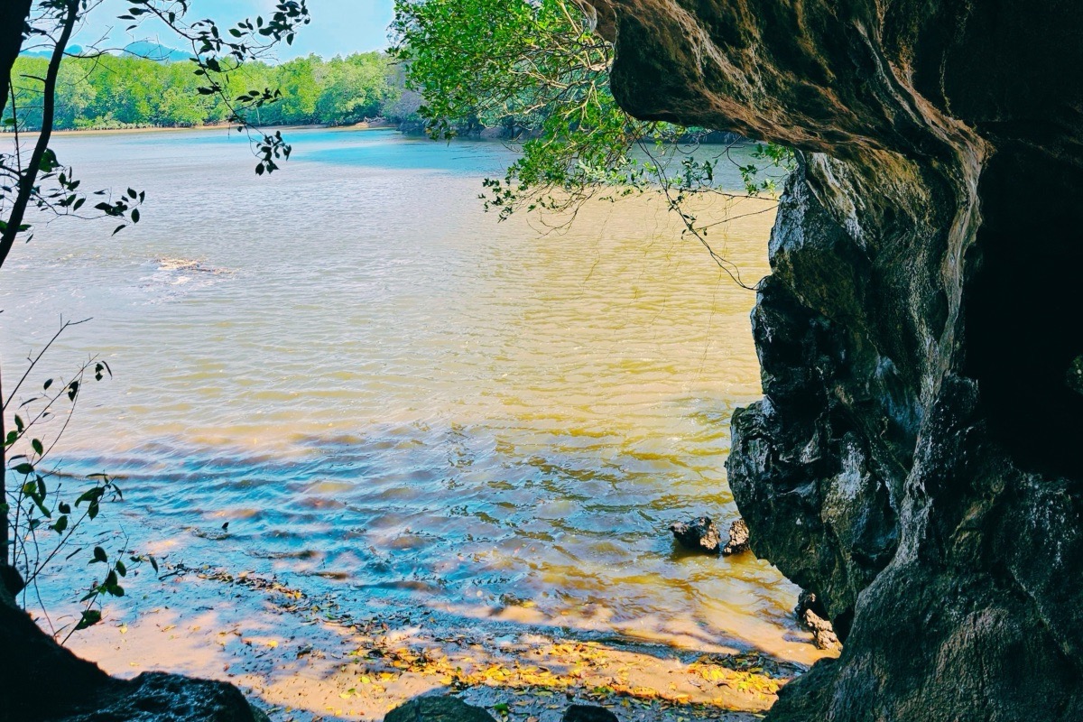 Koh Tabaleng sea kayaking cave