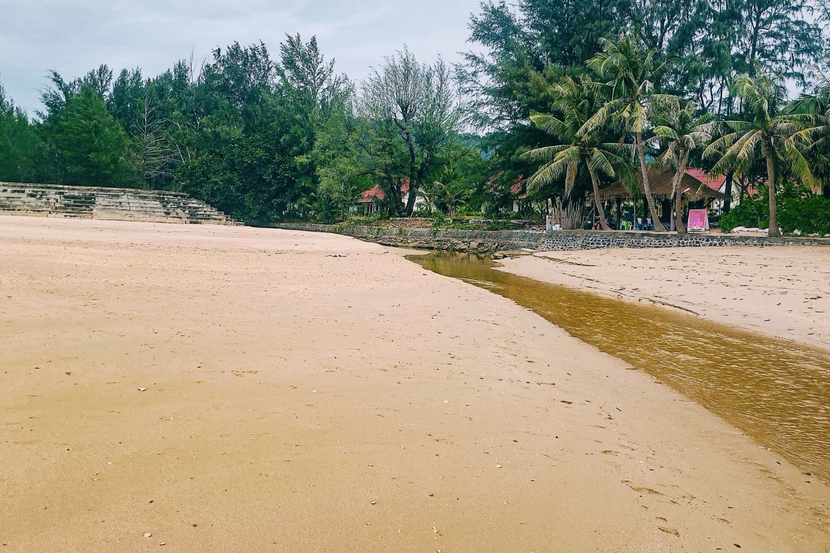 Koh lanta long beach, wide sandy beach Thailand