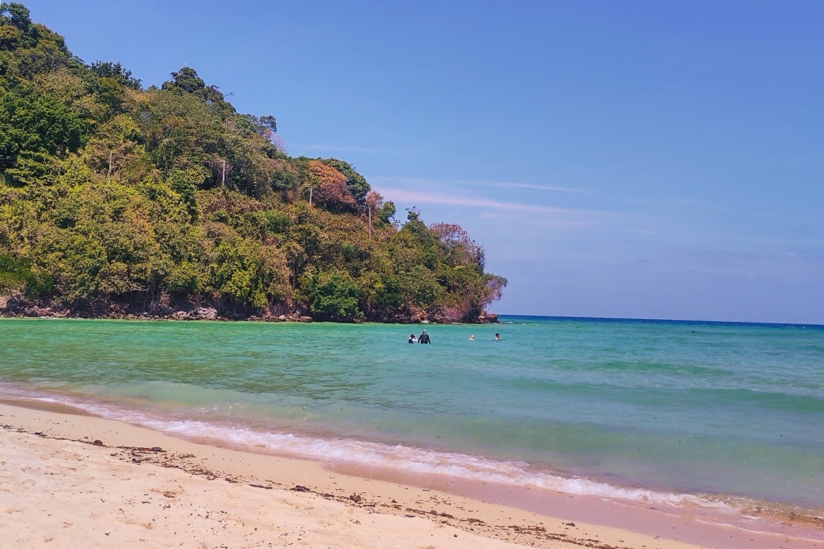 Koh phi phi loh ba kao bay and cliff, people swimmming